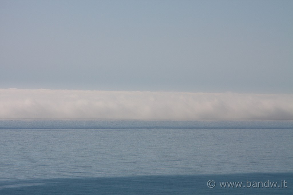 Giro_castelli_terza_parte_139.JPG - Riparto e lungo l'orizzonte, guardo all'orizzonte ...