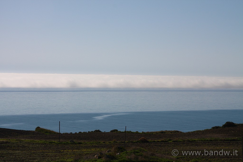 Giro_castelli_terza_parte_140.JPG - ... e noto che dei nuvolosi sembrano adagiati sul mare.