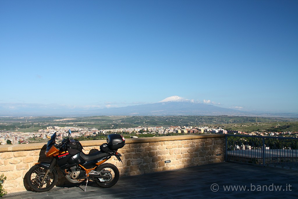 InGiroPerGliIblei_001.JPG - 1^sosta. Dalle mura del veccio castello di Carlentini faccio qualche foto in direzione Etna