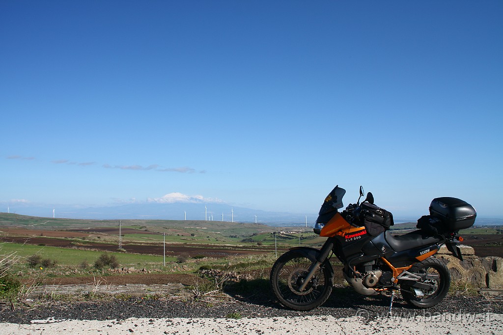 InGiroPerGliIblei_003.JPG - Altra sosta lungo la SS194 con l'Etna sempre sullo sfondo