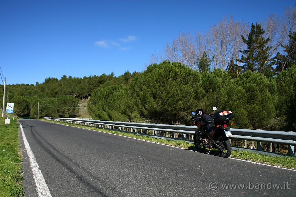 InGiroPerGliIblei_021.JPG - Ancora sulla SS124 e non "Route 66" come segna il cartello in basso a sinistra, quelli sono i km parziali di questa strada ;-)