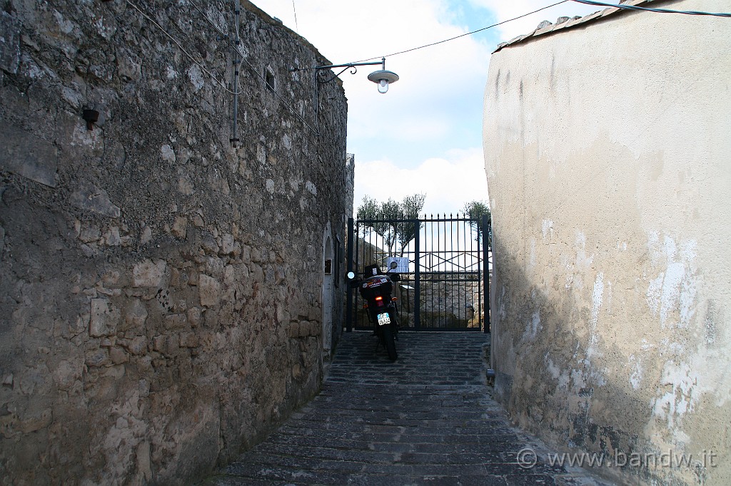 InGiroPerGliIblei_032.JPG - ....ma come il 90% dei beni culturali in Sicilia, anche questo è "chiuso" e per visitarlo occorre prenotare la visita telefonicamente, mi riprometto quindi di farlo al più presto