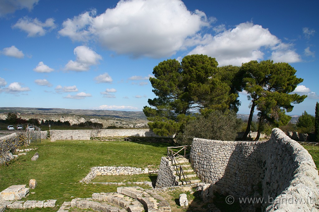 InGiroPerGliIblei_038.JPG - ....Sono poche le notizie della sua storia.
Fu fondata, secondo Tucidide (IV,5,3) 70 anni dopo la fondazione della madrepatria, nel 664/663 a.C......