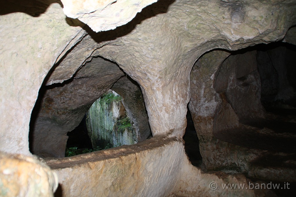 InGiroPerGliIblei_052.JPG - ....Akrai sorge sulla sommità di un colle, di difficile accesso, era dotata di una cinta muraria, che doveva seguire il margine della terrazza, e dove si aprivano due porte, quella cosiddetta selinuntiana ad ovest e quella del c.d. ad est. ....