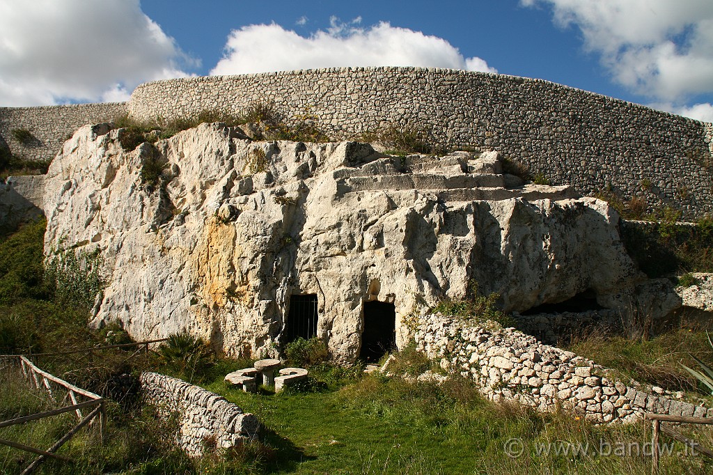 InGiroPerGliIblei_062.JPG - .... L’impianto urbano, che finora è documentato con due fasi edilizie, una di epoca romana e l’altra di epoca ellenistica, sembra riconducibile ad età arcaica. ....