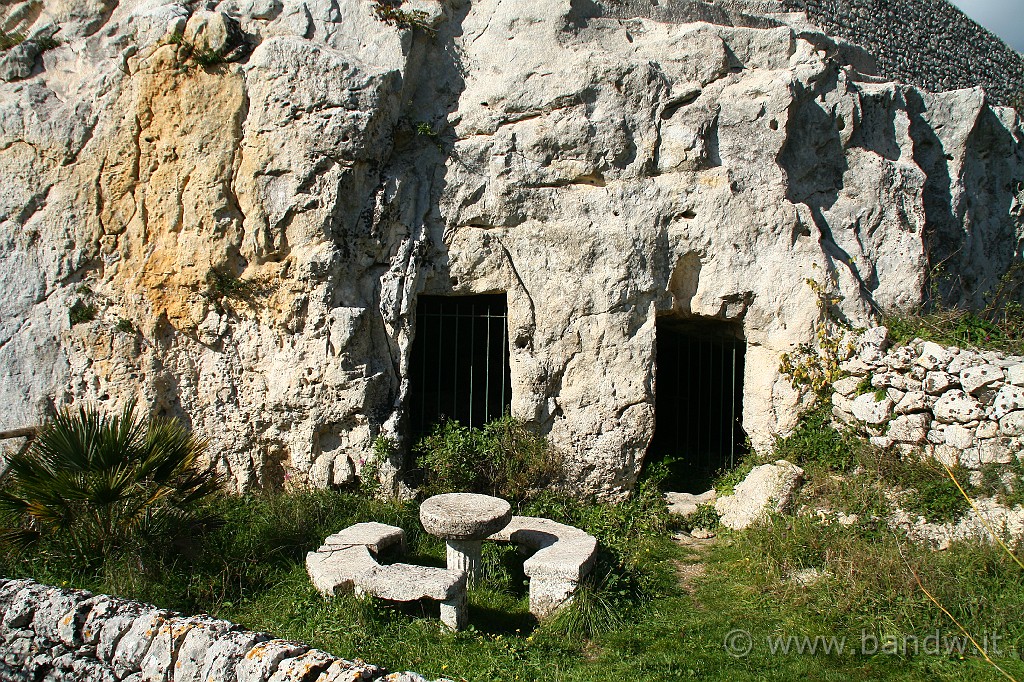 InGiroPerGliIblei_064.JPG - ....Tutto il contesto urbano, il teatro, con il vicino Bouteuterion, e gli altri edifici pubblici vicini, il tempio alla sommità del colle, che sembra segnare l’acropoli sacra dell’antica città, anche alla luce delle recenti scoperte, e le adiacenti latomie, dell’Intagliata e dell’Intagliatella, richiamano in modo straordinario l’area della Neapolis a Siracusa......