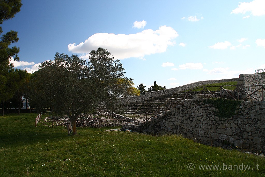 InGiroPerGliIblei_033.JPG - Arrivo ad AKRAI, a Palazzolo Acreide, in un antichissimo sito archeologico di notevole interesse. Gli scritti che seguiranno li ho presi dal piccolo museo sito all'interno di questo sito