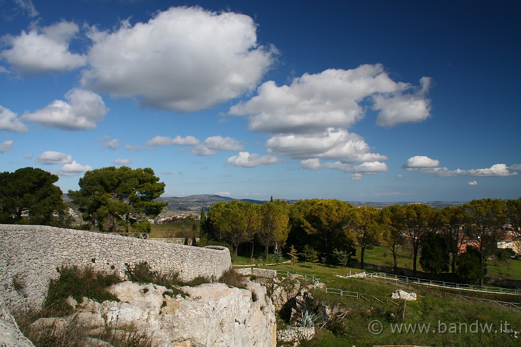 InGiroPerGliIblei_039.JPG - ....Nel 357 a.c. Dione si fermò ad Akrai durante la sua marcia contro Siracusa (Plutarco, Vita di Dione, 27).
In occasione del trattato tra Roma e Siracusa nel 263 Akrai, insieme con Leontinoi, Megera, ELoro, Noto e Taormina fu parte del regno di Ierone (Diodoro XXII,4)....
