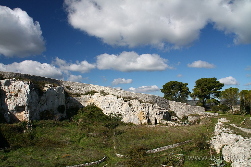 InGiroPerGliIblei_044.JPG - ....Dopo un lungo periodo di oscurità, la città dovette tornare a fiorire tra il IV ed il V sec. d.C., divenendo uno dei centri di notevole importanza come è dimostrato dalle numerose catacombe e dagli ingrottamenti presenti. ....