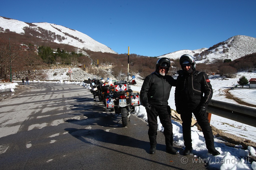 Madonie_inverno_2009_054.JPG - Foto ricordo con il grande Nicola Conforti, alias NiQ dei www.Tipidamoto.it