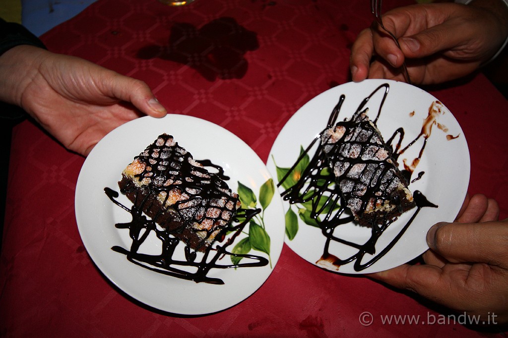 Madonie_inverno_2009_069.JPG - E per finire: Dolce con cioccolato e cocco, io invece ho preso una cassatella alla ricotta.