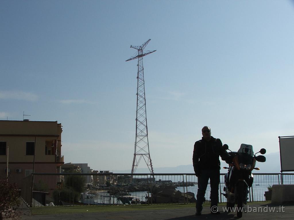 Motostaffetta2007(110).JPG - Sullo sfondo il pilone di Torre Faro