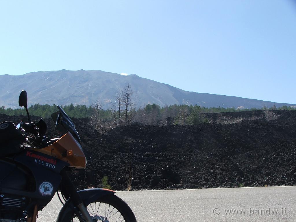 Motostaffetta2007(169).JPG - Il paesaggio cambia, sembra di essere sulla luna