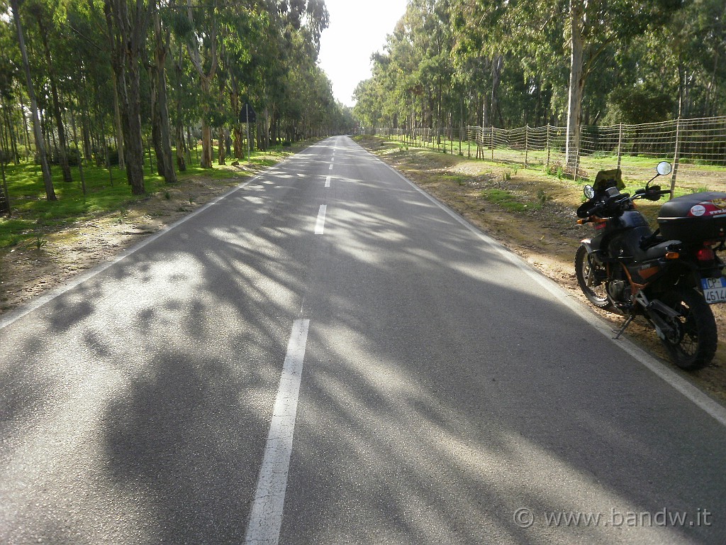 Motovagando_037.JPG - ...il cielo ogni tanto schiarsice e lascia filtrare qualche raggio di sole