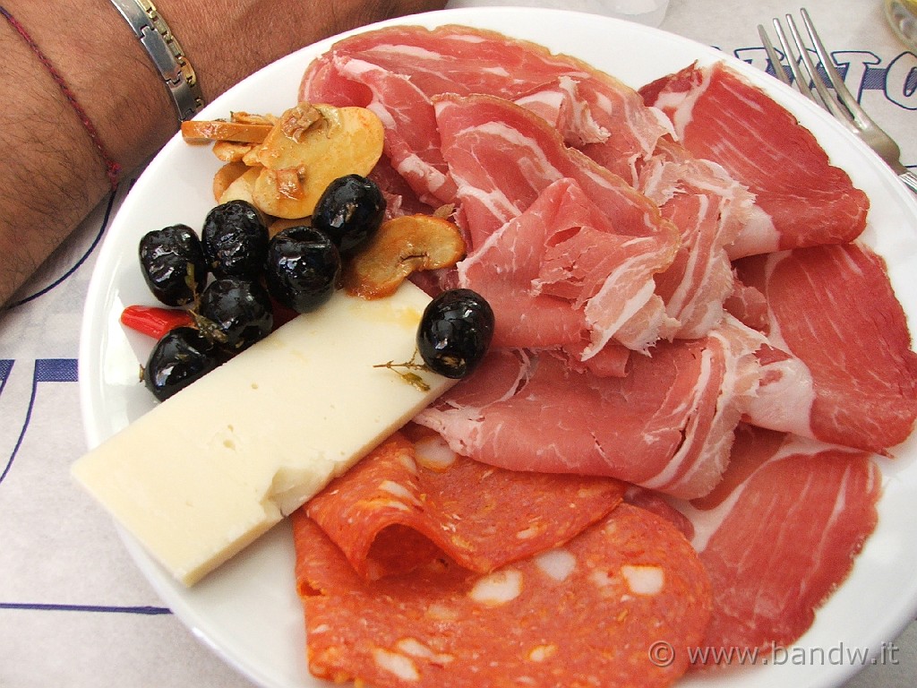 Nebrodi_Tour_039.JPG - L'antipasto/pranzo di cui faremo il BIS!!!