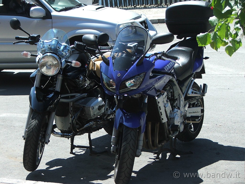 Nebrodi_Tour_044.JPG - Le moto sitto i raggi del sole cocente