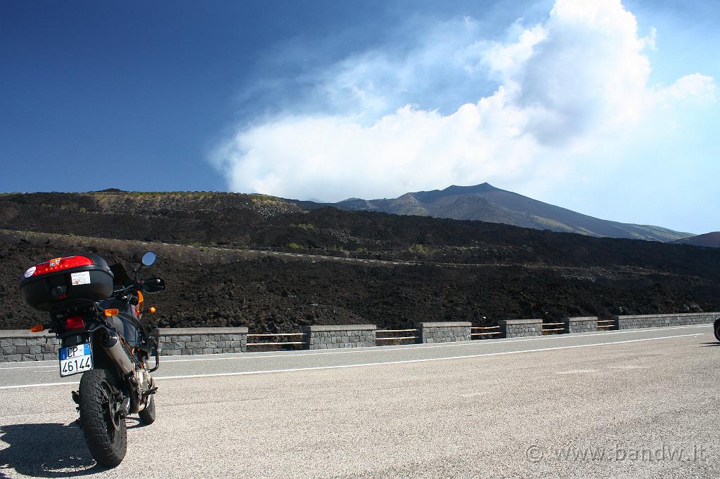 Oggi Etna_003.JPG - Sp 92 - La strada che da Nicolosi sale sull'Etna