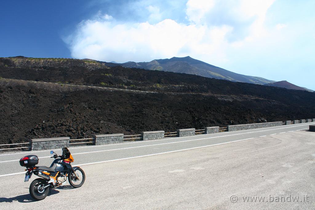 Oggi Etna_004.JPG - Sp 92 - La strada che da Nicolosi sale sull'Etna