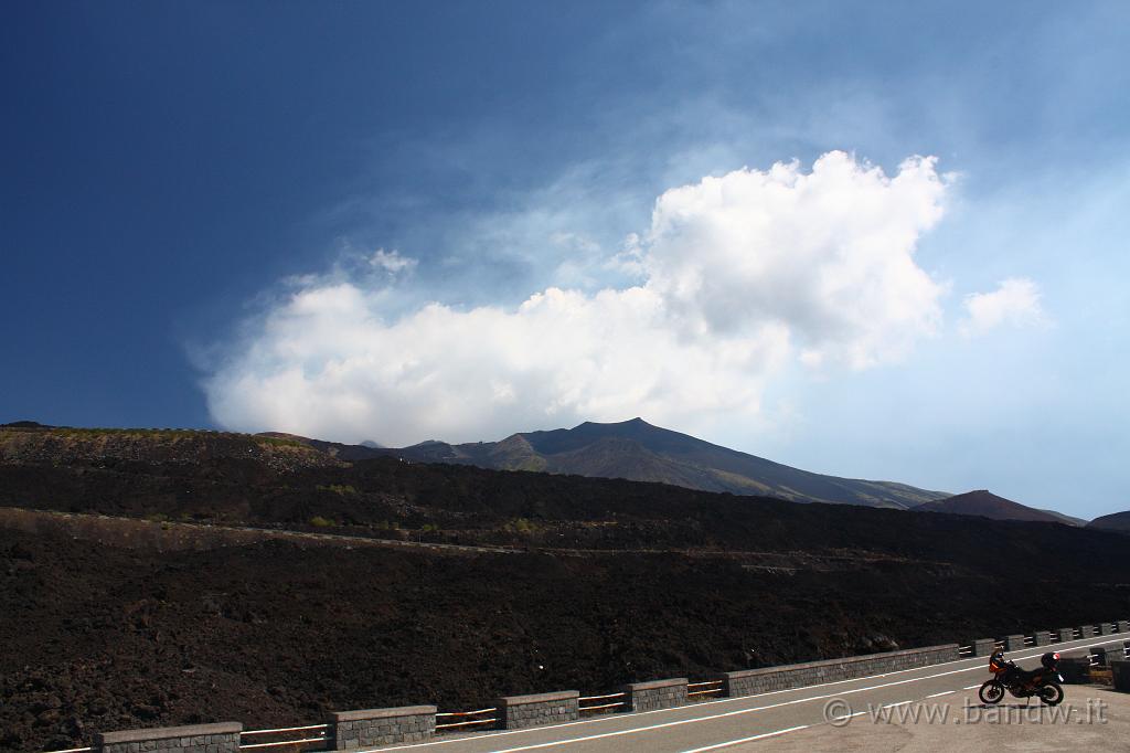 Oggi Etna_005.JPG - Sp 92 - La strada che da Nicolosi sale sull'Etna