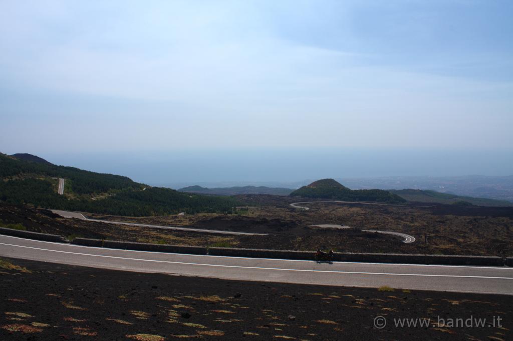 Oggi Etna_009.JPG - Sp 92 - I tornanti che salgono da Zafferana al Rifugio Sapienza