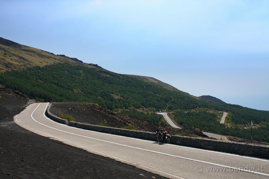 Oggi Etna_010.JPG - Sp 92 - I tornanti che salgono da Zafferana al Rifugio Sapienza