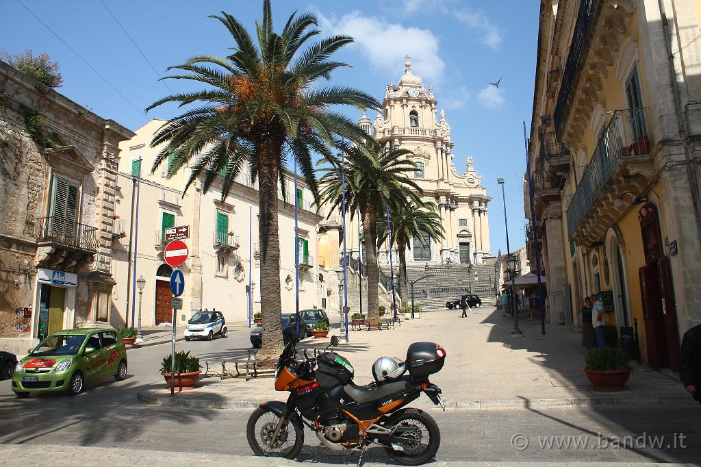 Ragusa_008.JPG - Ragusa Ibla - Piazza Duomo e sullo sfondo il Duomo di San Giorgio