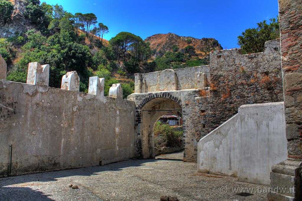 SS114_053.jpg - Mili San Pietro - Spiazzo adiacente l'Abbazia Basiliana di Santa Maria