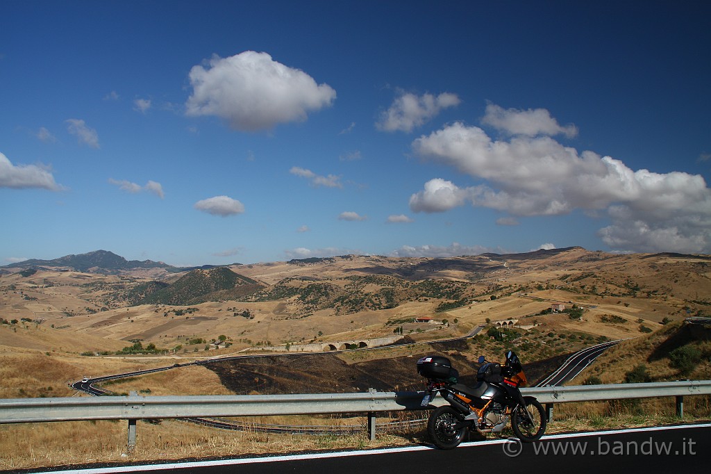 Sicilia_Tirrenica_001.JPG - Prima sosta (foto) lungo la SS117 nei pressi di Leonforte