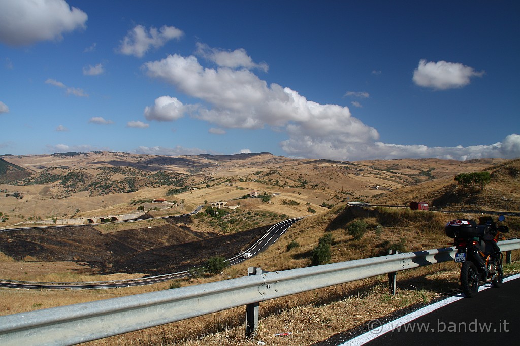 Sicilia_Tirrenica_002.JPG - Prima sosta (foto) lungo la SS117 nei pressi di Leonforte