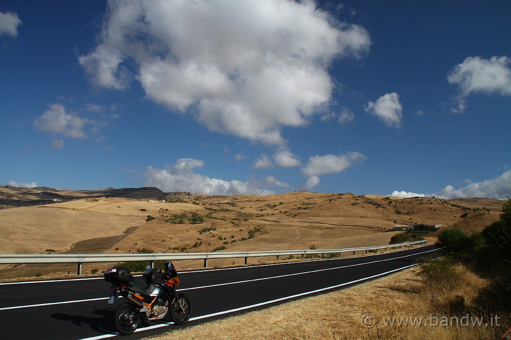 Sicilia_Tirrenica_003.JPG - Prima sosta (foto) lungo la SS117 nei pressi di Leonforte