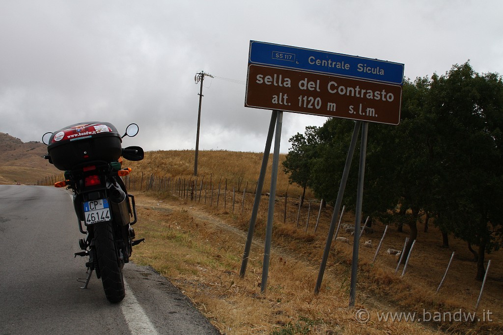 Sicilia_Tirrenica_016.JPG - Prosegueo e mi fermo nei presi di Sella del Contrasto, verso nord il temp però non migliora