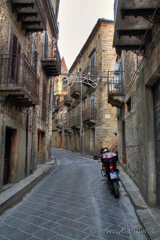 Sicilia_Tirrenica_028.jpg - Foto anche alla moto tra i vicoli di Mistretta