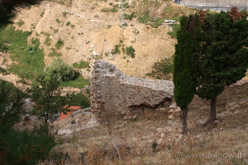 Sicilia_Tirrenica_053.JPG - Le mura di cinta sul colle del Castello