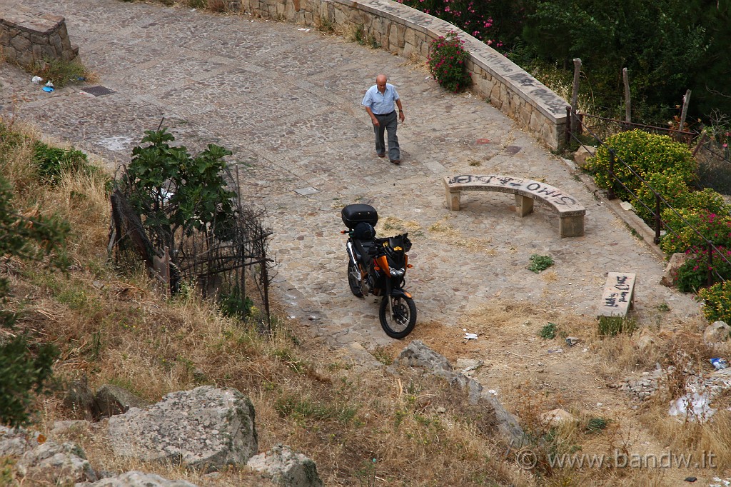 Sicilia_Tirrenica_067.JPG - La moto adocchiata da un ammiratore