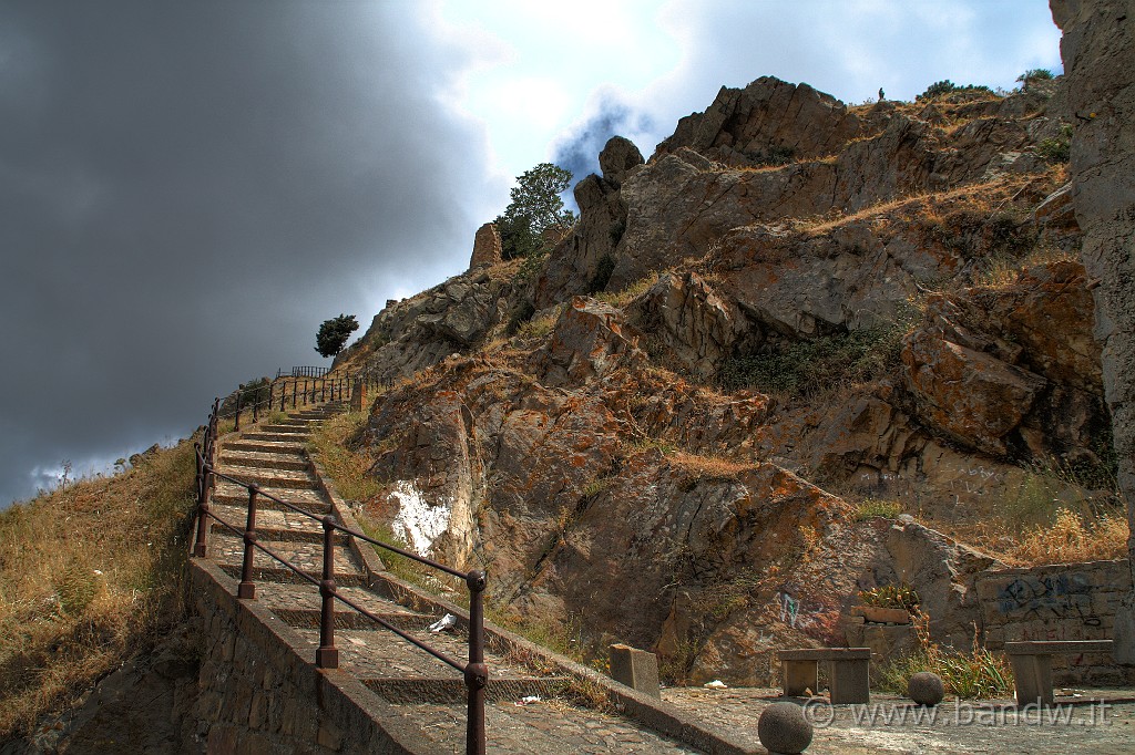 Sicilia_Tirrenica_088.jpg - La lunga scalinata che mi porterà al vecchio Castello