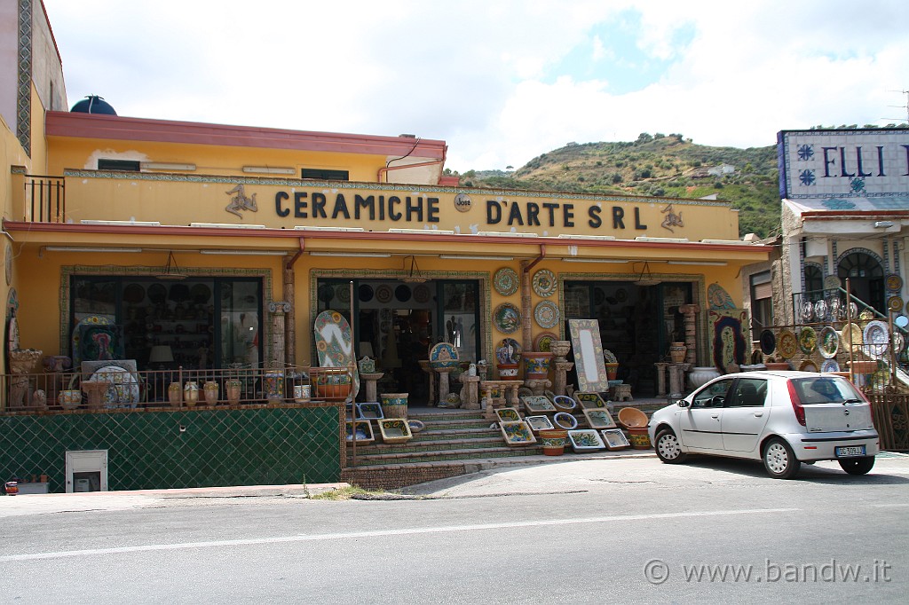 Sicilia_Tirrenica_092.JPG - Finalmente a Santo Stefano di Camastra torna il sole e così ne approfitto per immortalare qualche caratteristico negozio di maioliche del luogo