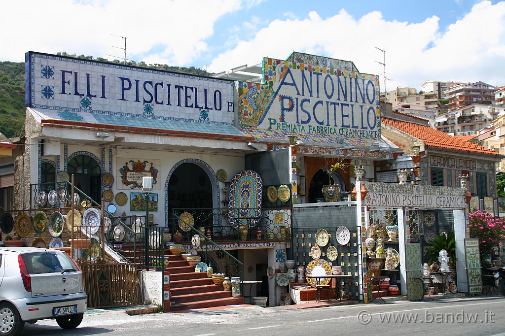 Sicilia_Tirrenica_093.JPG - Finalmente a Santo Stefano di Camastra torna il sole e così ne approfitto per immortalare qualche caratteristico negozio di maioliche del luogo