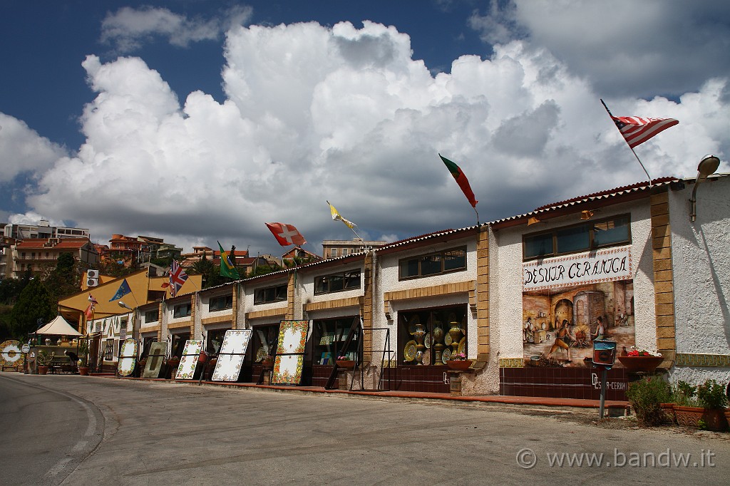 Sicilia_Tirrenica_094.JPG - Finalmente a Santo Stefano di Camastra torna il sole e così ne approfitto per immortalare qualche caratteristico negozio di maioliche del luogo