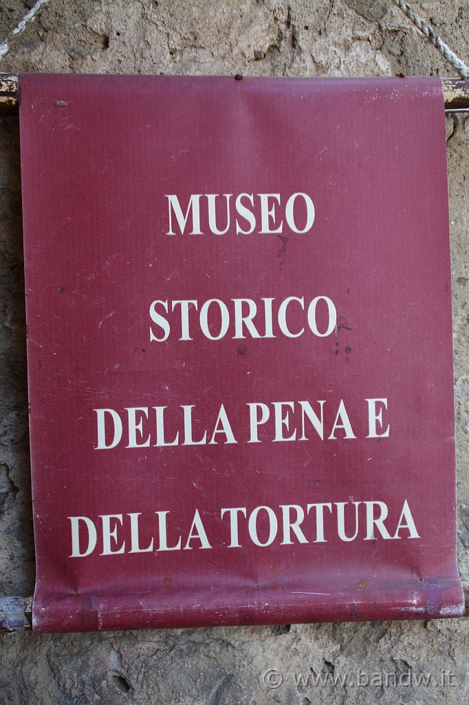 Sicilia_Tirrenica_137.JPG - Eccoci arrivati al Museo storico della Pena e della Tortura http://www.medievalia.it/museo_tortura.php