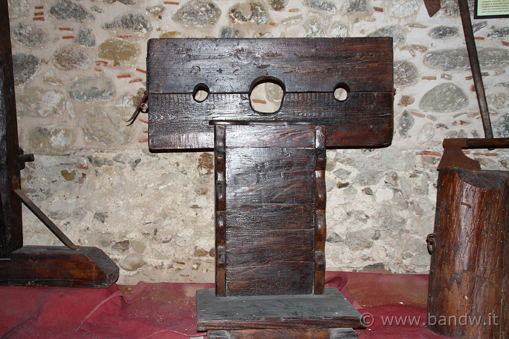 Sicilia_Tirrenica_139.JPG - Vari strumenti di tortura al Museo storico della Pena e della Tortura