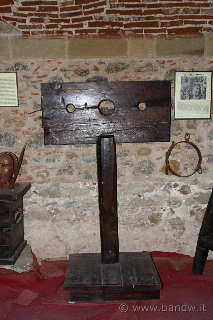 Sicilia_Tirrenica_142.JPG - Vari strumenti di tortura al Museo storico della Pena e della Tortura