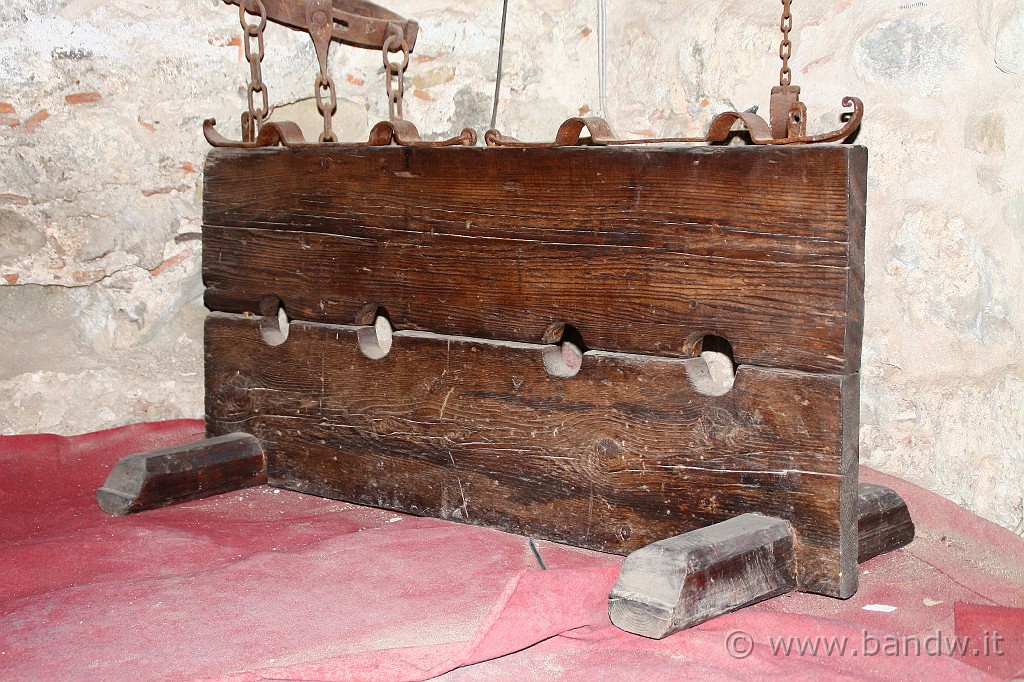 Sicilia_Tirrenica_145.JPG - Vari strumenti di tortura al Museo storico della Pena e della Tortura