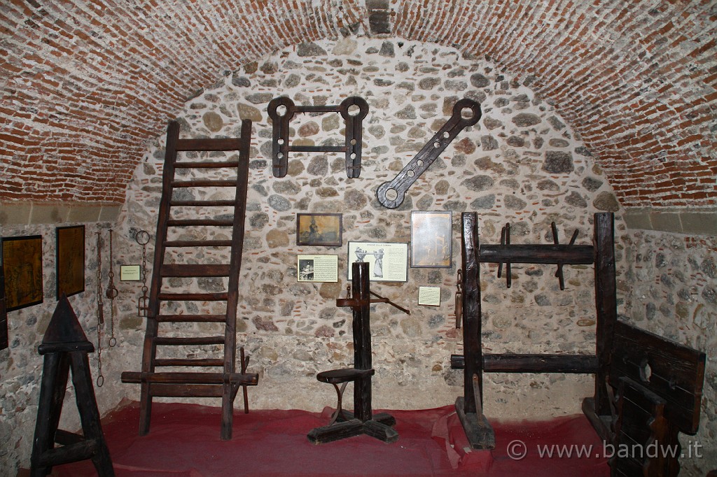 Sicilia_Tirrenica_149.JPG - Vari strumenti di tortura al Museo storico della Pena e della Tortura