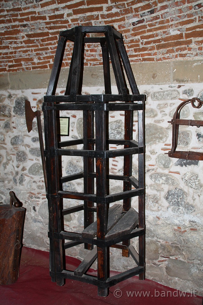 Sicilia_Tirrenica_154.JPG - Vari strumenti di tortura al Museo storico della Pena e della Tortura