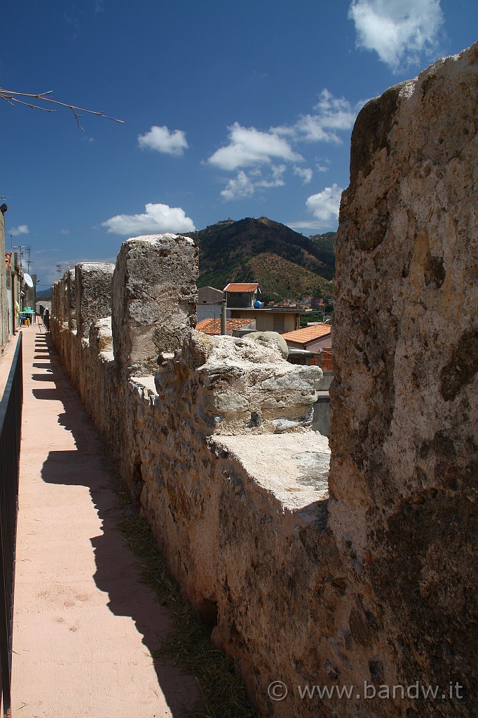 Sicilia_Tirrenica_162.JPG - La cinta muraria del Castello di Brolo