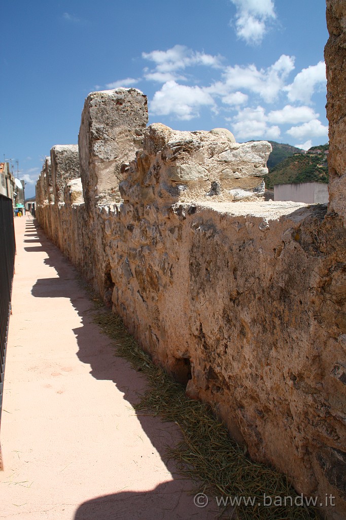 Sicilia_Tirrenica_166.JPG - La cinta muraria del Castello di Brolo