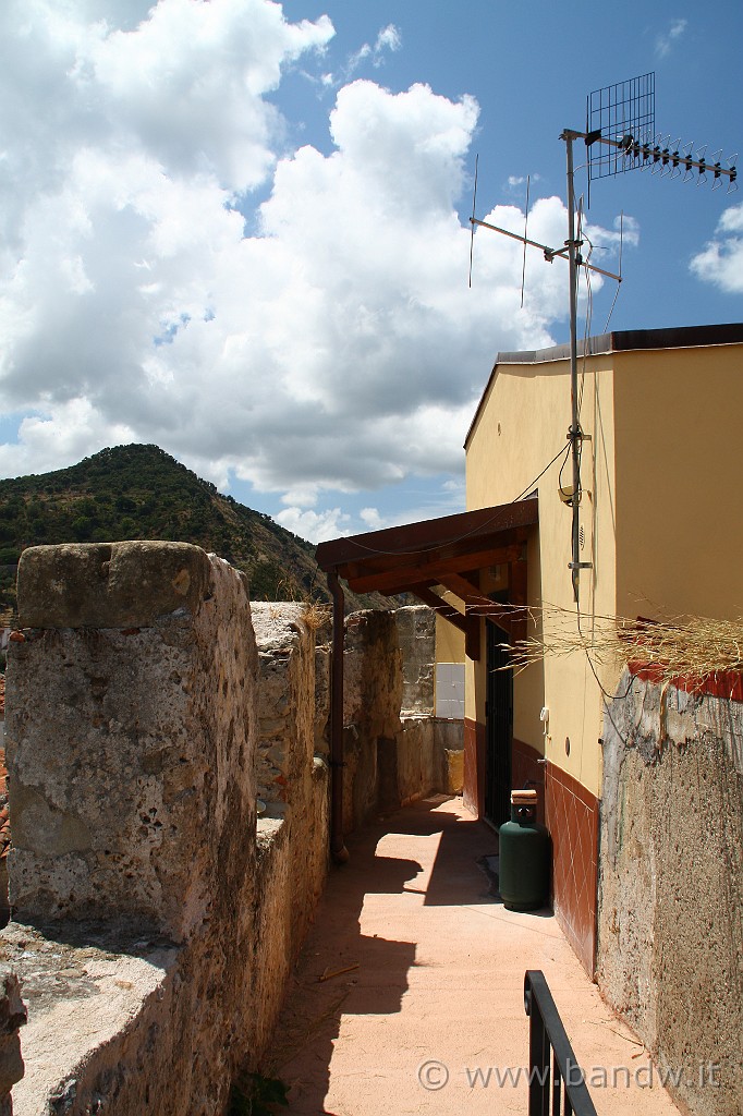 Sicilia_Tirrenica_167.JPG - Il borgo adiacente il Castello di Brolo