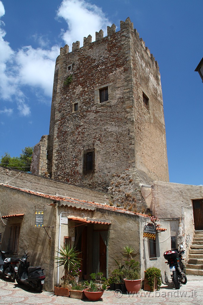 Sicilia_Tirrenica_172.JPG - Il borgo adiacente il Castello di Brolo