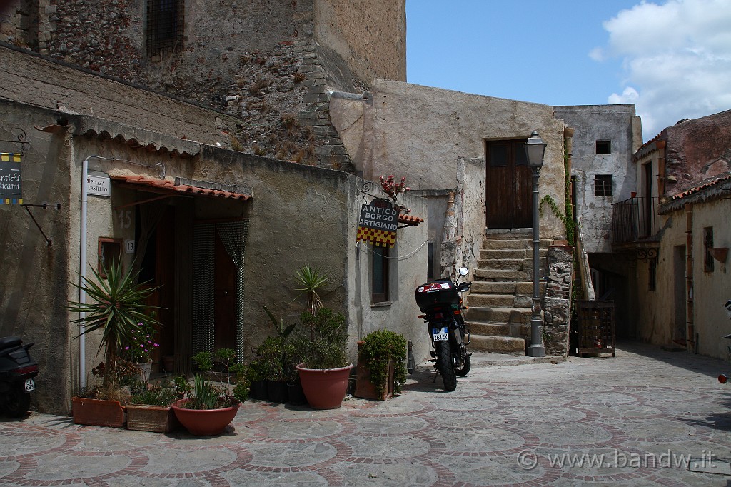 Sicilia_Tirrenica_173.JPG - Il borgo adiacente il Castello di Brolo