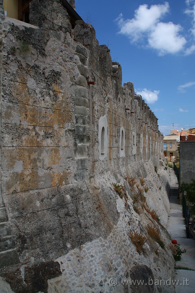 Sicilia_Tirrenica_176.JPG - La cinta muraria del Castello di Brolo